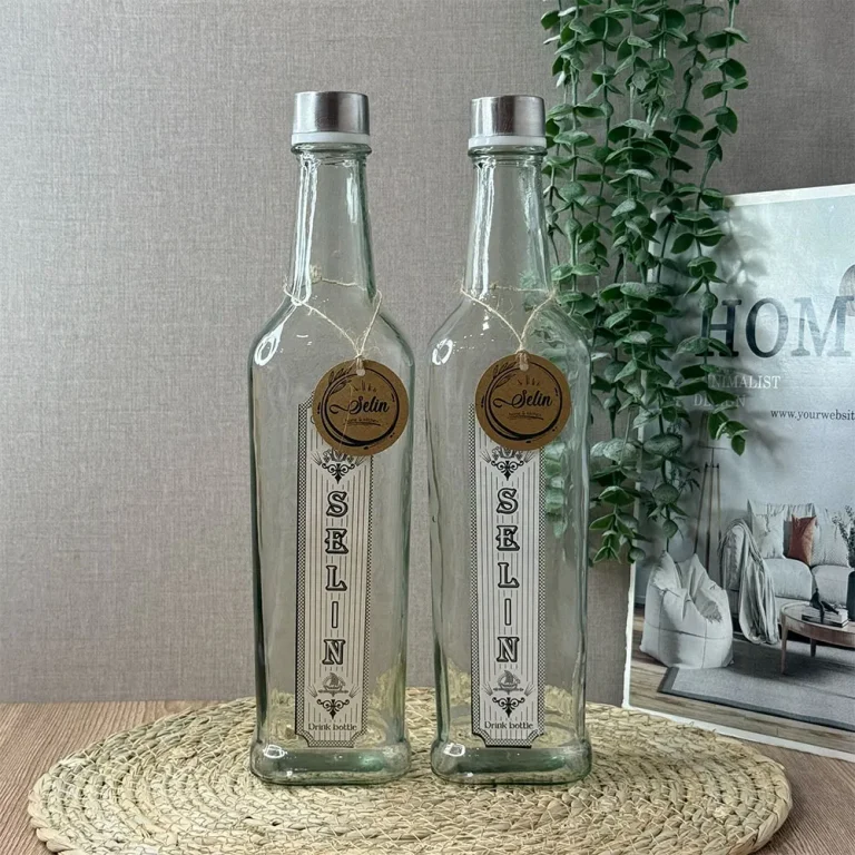 بطری شیشه‌ای سلین با طراحی شفاف و زیبا، مناسب نگهداری و سرو انواع نوشیدنی و مایعات
