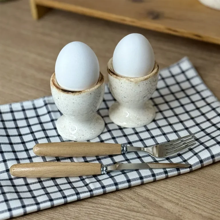جا تخم‌مرغی روستیک با طراحی خاص و جذاب، انتخابی کاربردی برای نگهداری مرتب تخم‌مرغ و زیباتر شدن چیدمان آشپزخانه است.